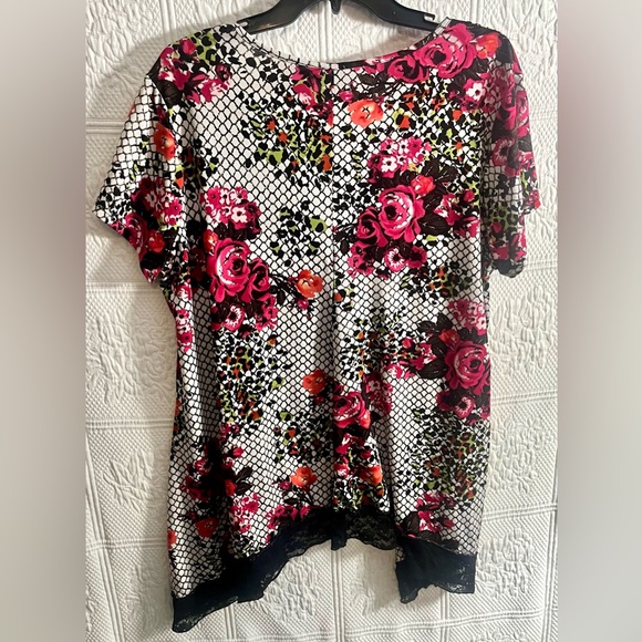 New Directions Asymmetrical Short Sleeve Blouse Size 1X - Picture 2 of 3